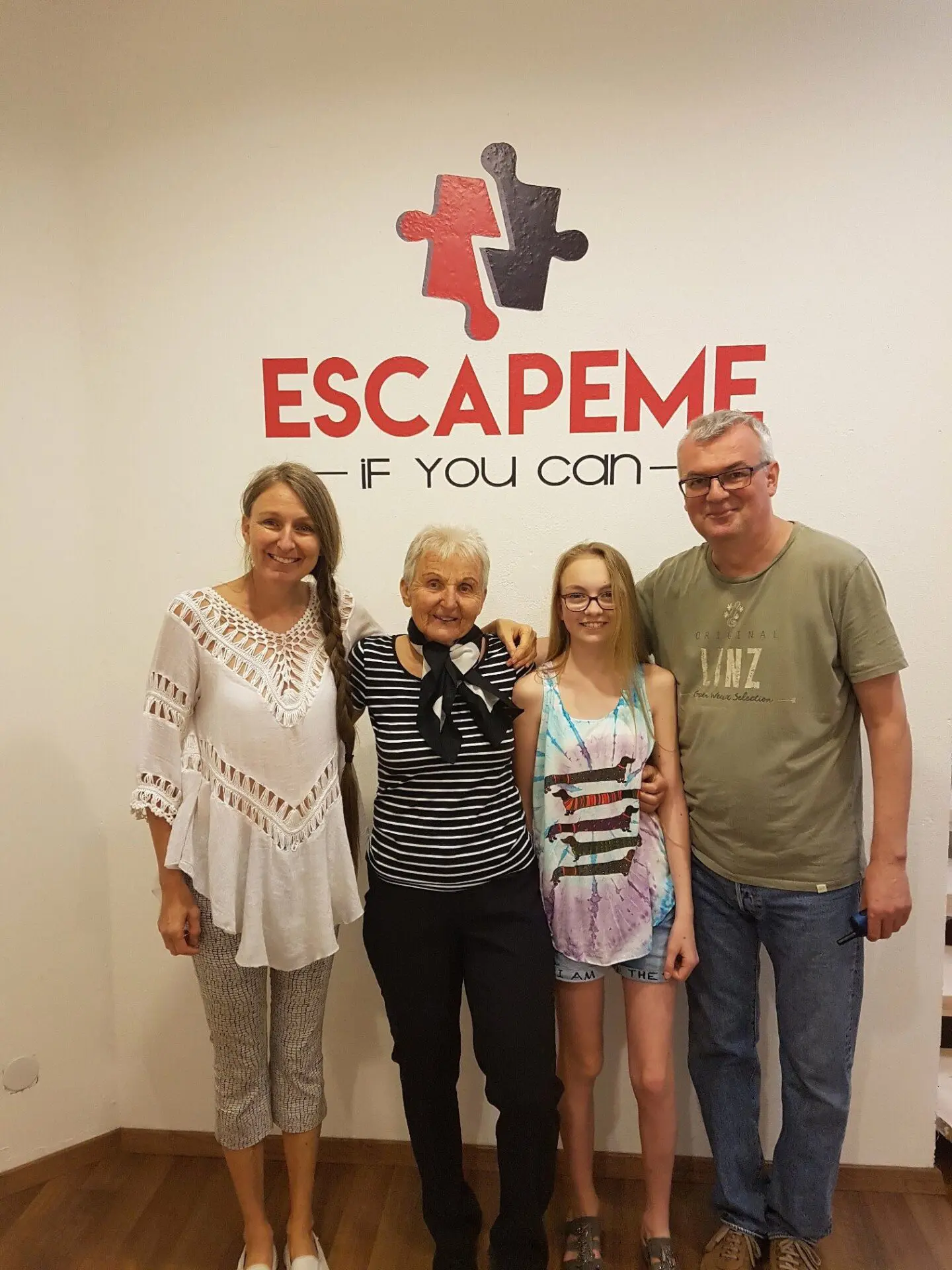Freundesgruppe nach dem Escape Room Abenteuer in Linz