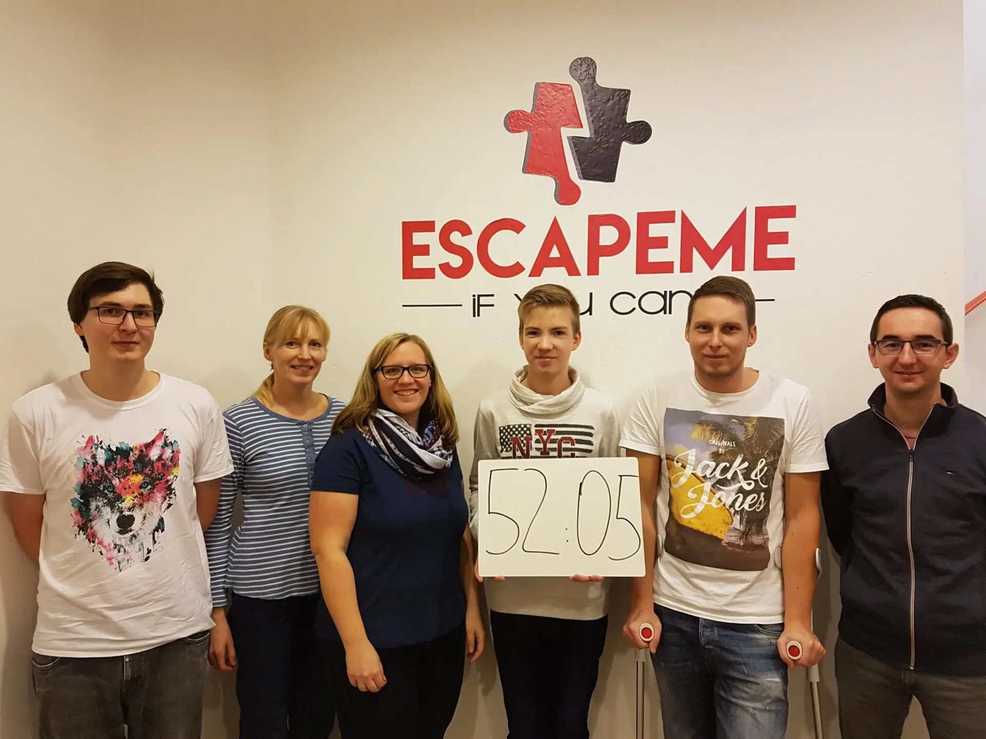 Spieler nach dem Knacken der Rätsel bei EscapeMe Linz