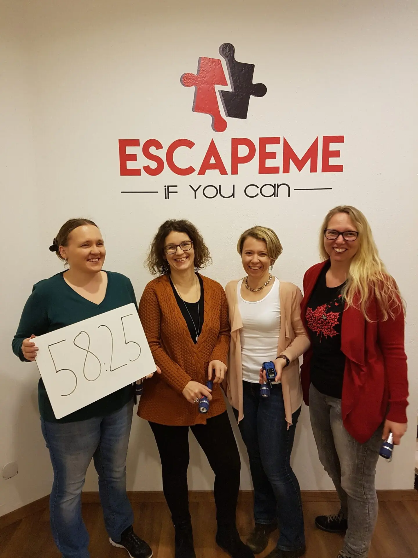 Freundesgruppe nach dem Escape Room Abenteuer in Linz