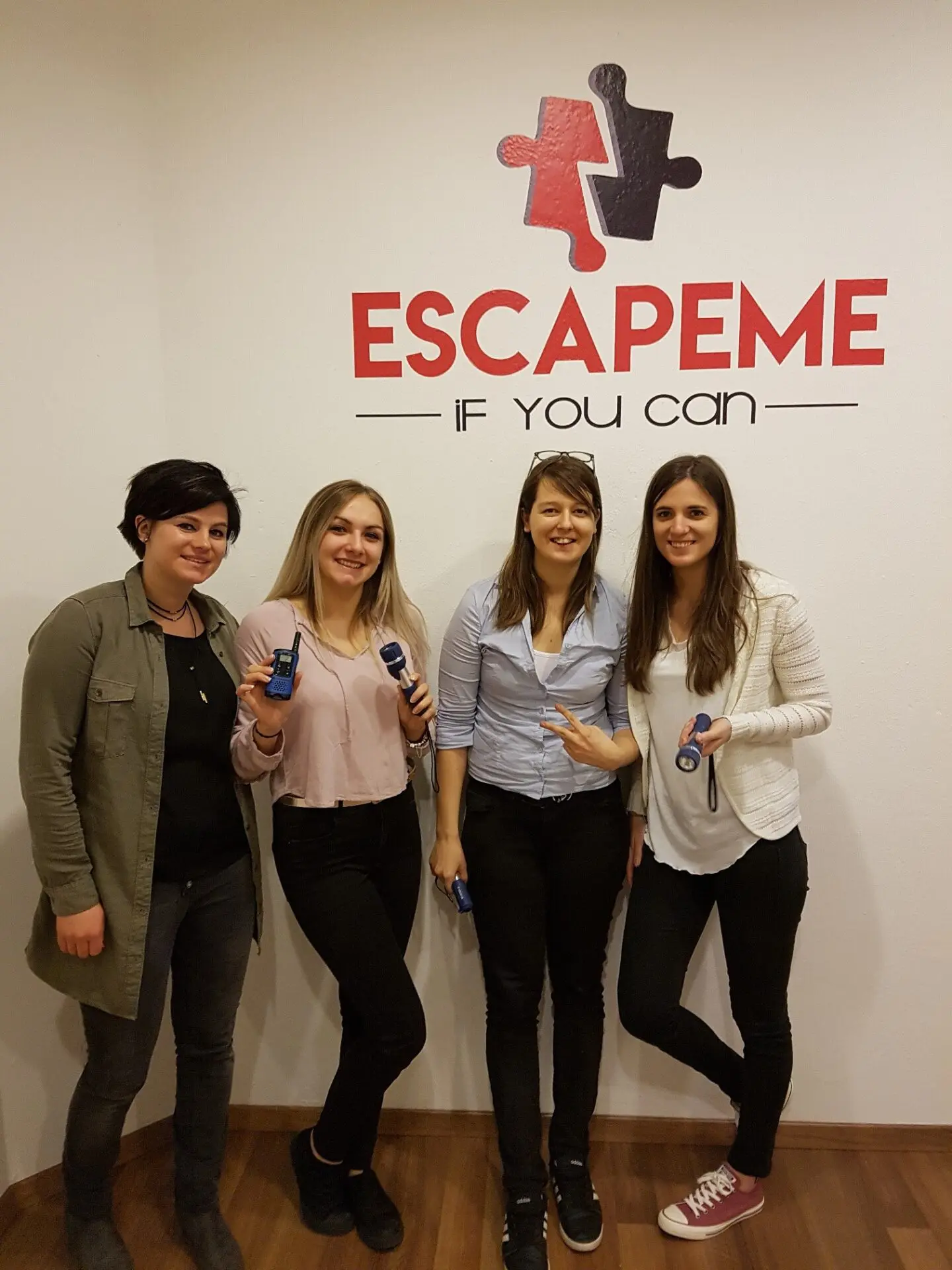 Team nach erfolgreichem Escape Room Abenteuer bei EscapeMe Linz