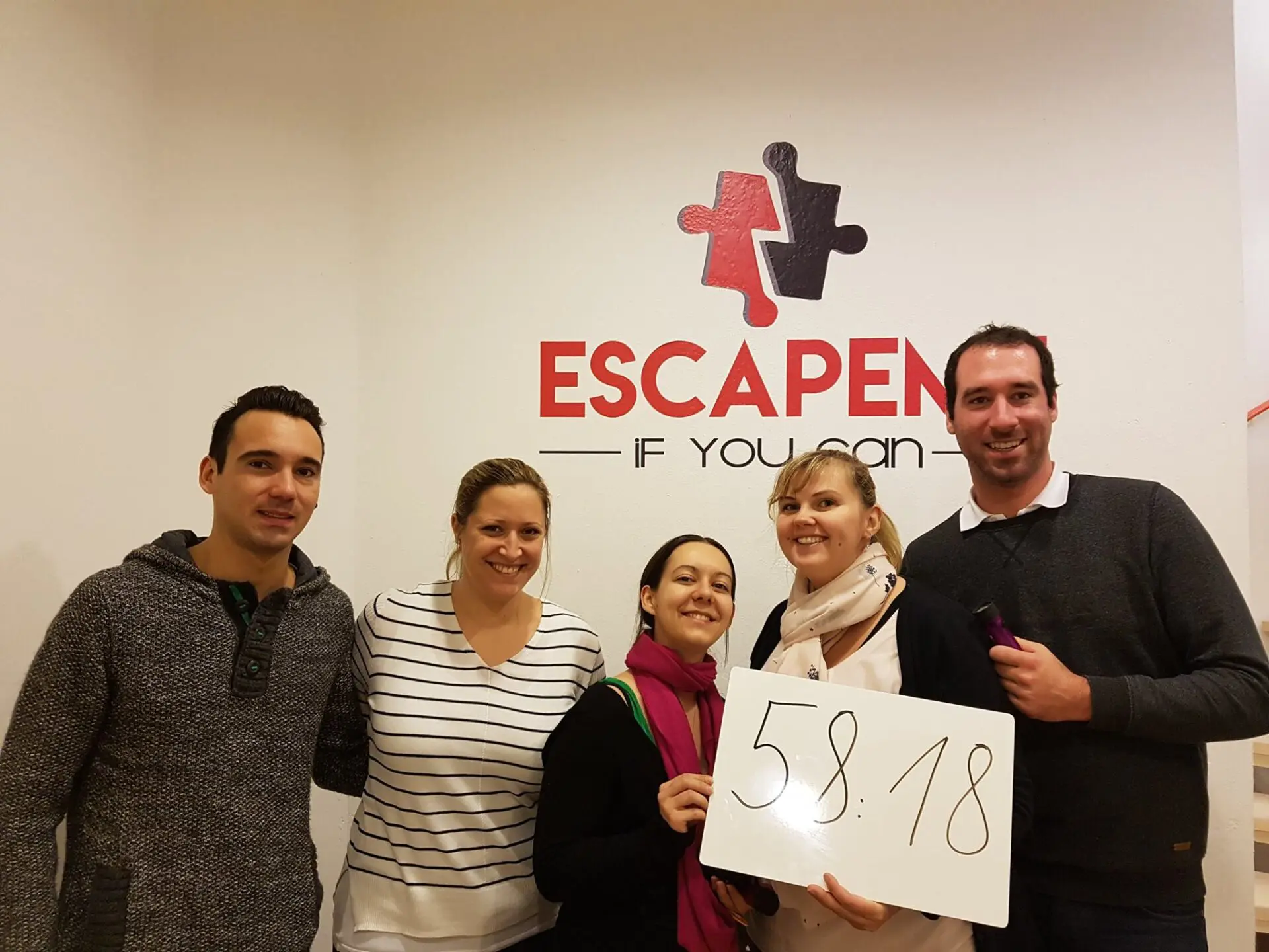 Team meistert Zimmer 224 bei EscapeMe in Linz