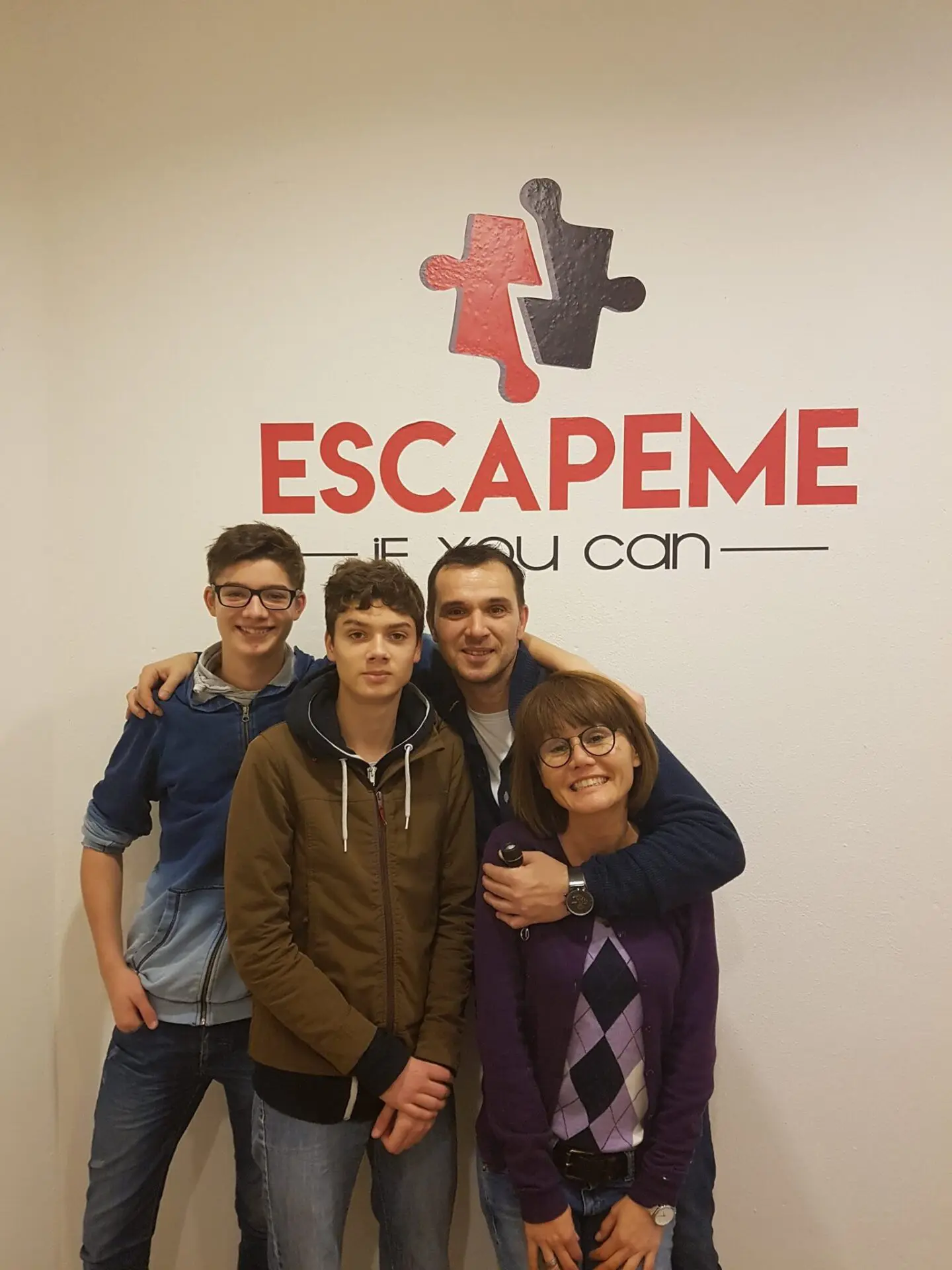 Freunde feiern ihren Escape Room Erfolg in Linz