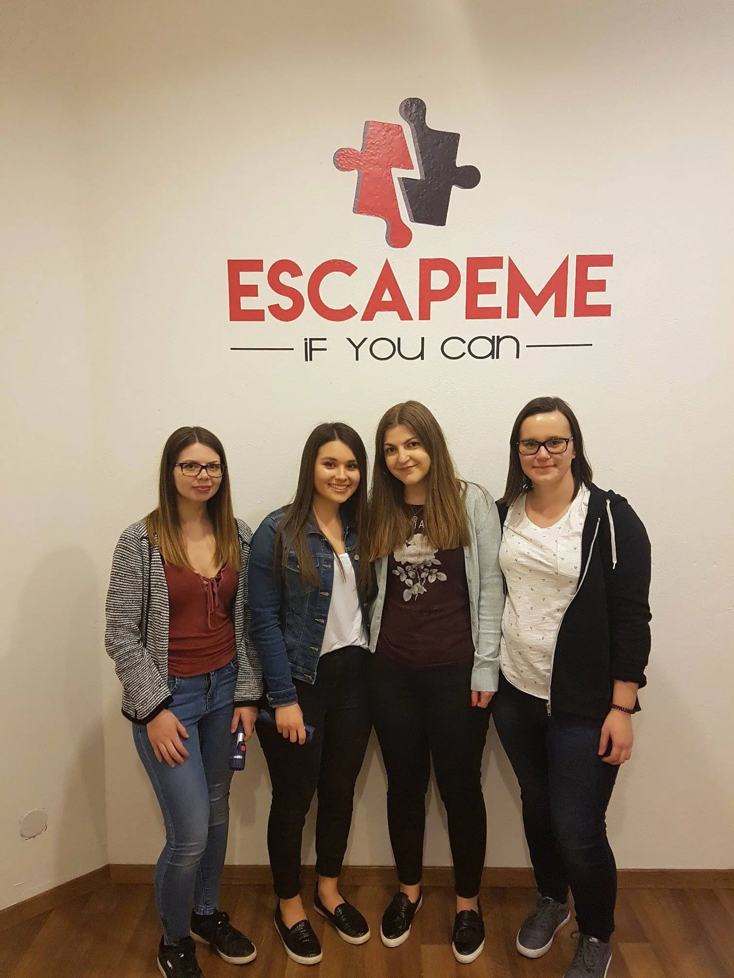 Glückliches Team nach 60 Minuten Escape Room Spannung